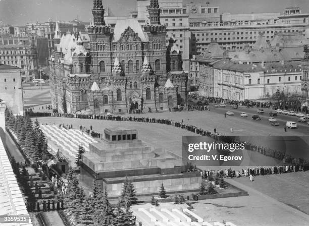 Queues in Moscow's Red Square to see the Lenin Mausoleum.