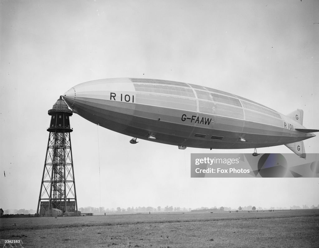 Airship R101 moored to a control tower at Cardington. News Photo ...