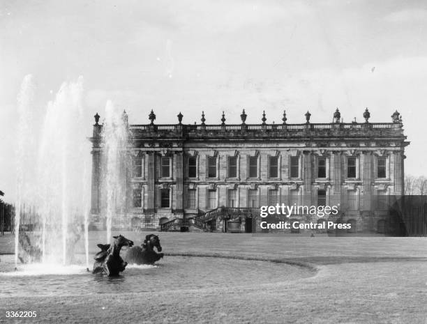 The fountain, grounds and facade of Chatsworth House.