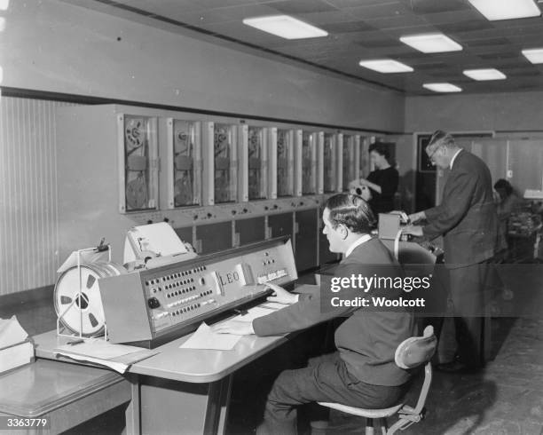 First Computer Programmar 26,965 Computer Programmer Female Stock Photos, High-Res Pictures, and ...