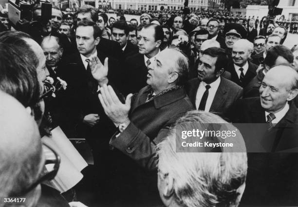 Soviet General-Secretary, Mikhail Gorbachev and Bulgarian Chairman of the Council of State, Todor Zhivkov talking to the citizens of Sofia.