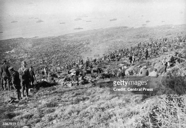 British troops of the IX Corps scattered over a coastal hillside after landing at Suvla on the Aegean coast of the Gallipoli peninsula in Turkey,...