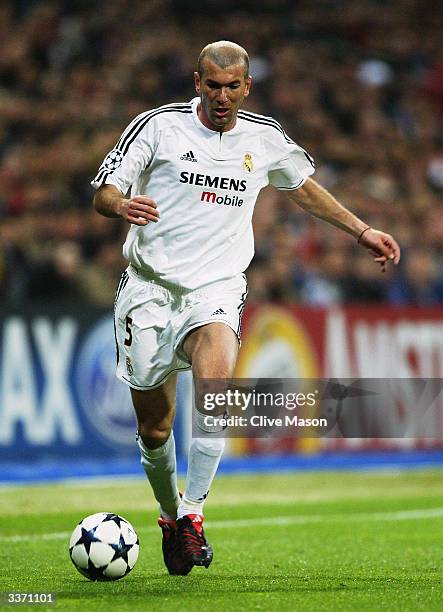 Zinedine Zidane of Real Madrid runs with the ball during the UEFA Champions League Quarter Final, First Leg match between Real Madrid and Monaco held...