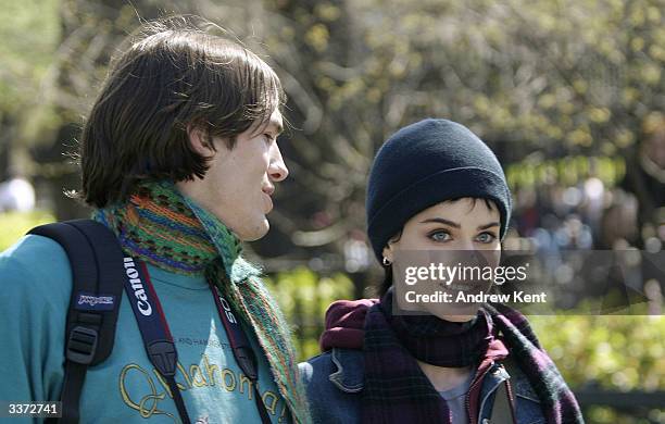 Ashton Kutcher And Amanda Peet On The Set Of A Lot Like Love Photos and