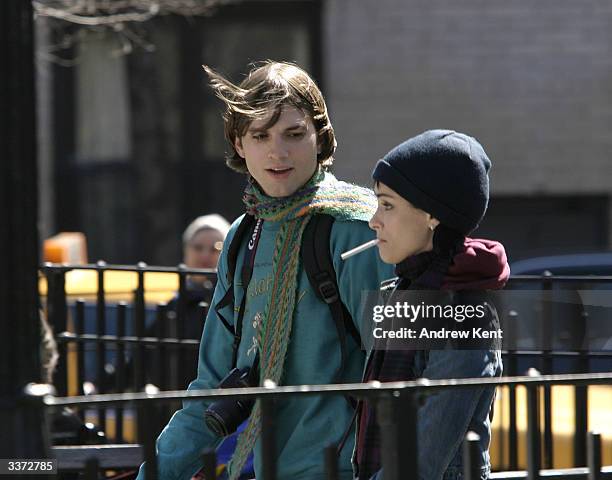 Ashton Kutcher And Amanda Peet On The Set Of A Lot Like Love Photos et