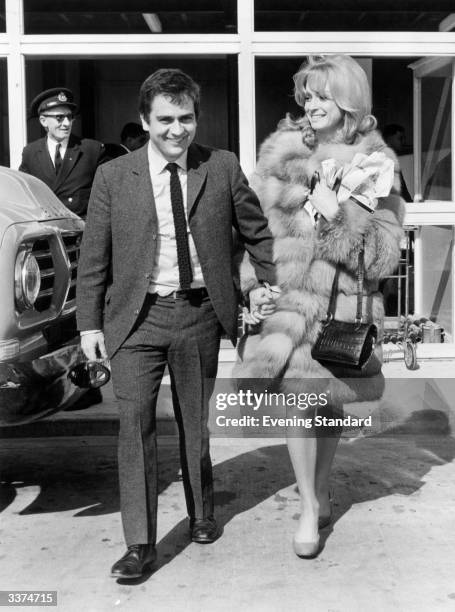 The comedian Dudley Moore and actress Suzy Kendall at Heathrow Airport, London.