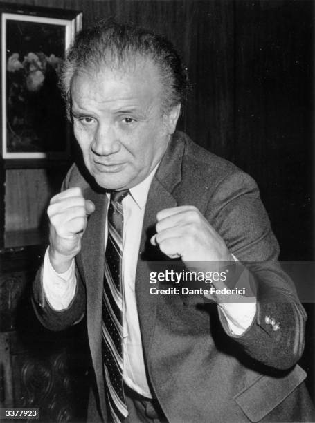 Italian-American ex-world middleweight champion boxer Jake LaMotta pulls a boxing pose in Milan during a European tour to promote his autobiography,...