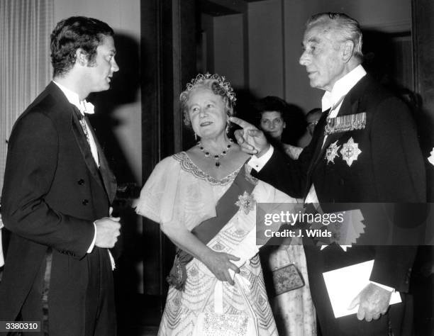 Lord Mountbatten And Queen Photos and Premium High Res Pictures - Getty ...