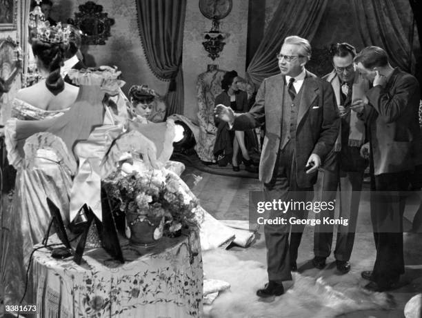 Hungarian-born British film director and producer Alexander Korda directing Diana Wynyard and Glynis Johns during filming of Oscar Wilde's 'An Ideal...