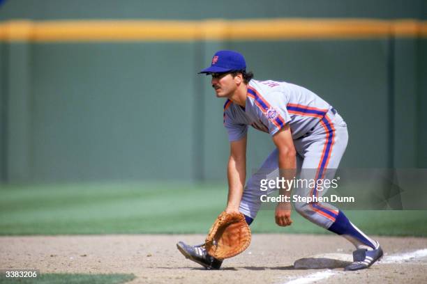 First baseman Keith Hernandez of the New York Mets fields a grounder during a 1986 game against the San Diego Padres at Jack Murphy Stadium in San...
