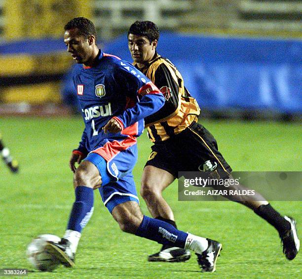 Favio Barbosa de Sao Cayetano de Brasil domina el balon ante la presion de Diego Villalba de The Strongest, durante un partido por la Copa...