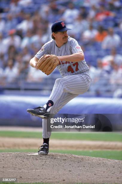 Pitcher Jack Morris of the Minnesota Twins pitches against the Chicago White Sox on October 3, 1991 at Comiskey Park on October 3, 1991 in Chicago,...