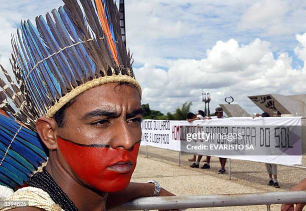 Un indigena de la tribu Makuxi, provenientes del estado de Rondonia al norte de Brasil, participa de una protesta que reclama la homologacion de la...