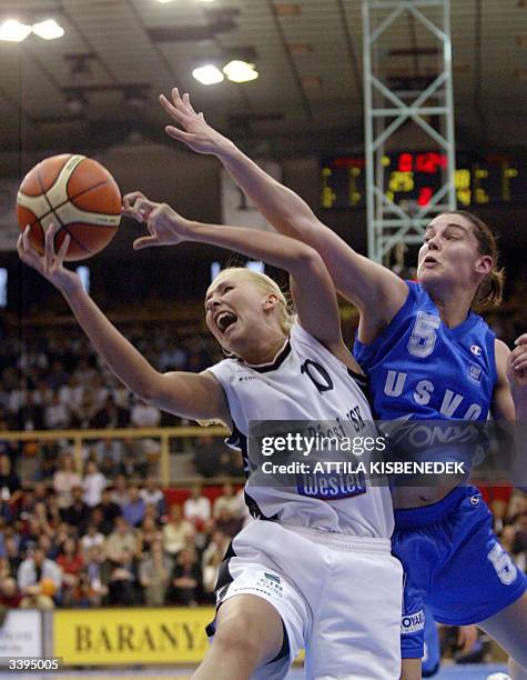 French Sandra Le Drean of US Valenciennes Olympic fihgts for the ball with Hungarian opponent Annamaria Keller of Mizo-PVSK 16 April 2004 during...