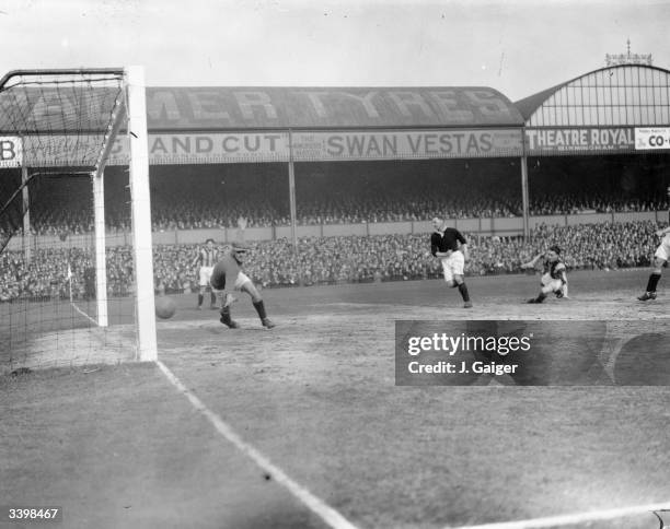 Jack scores the only and winning goal for Arsenal in the FA Cup semi-final replay against Hull City at Birmingham. D B N Jack played 208 times and...