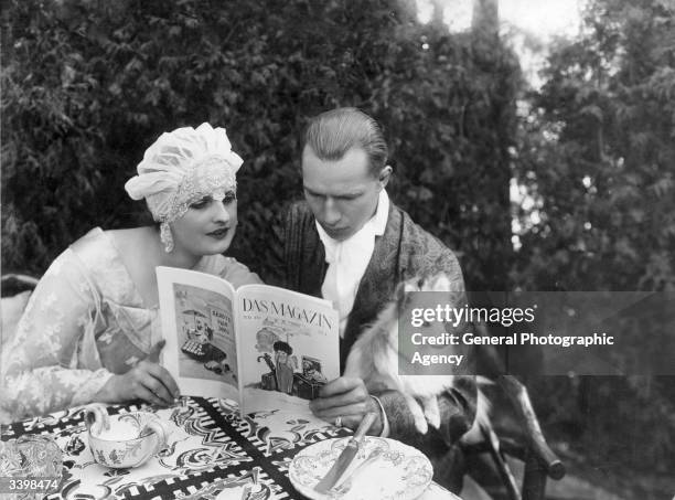 American-born actress Fern Andra reading a copy of Das Magazin with German boxer Kurt Prenzel.