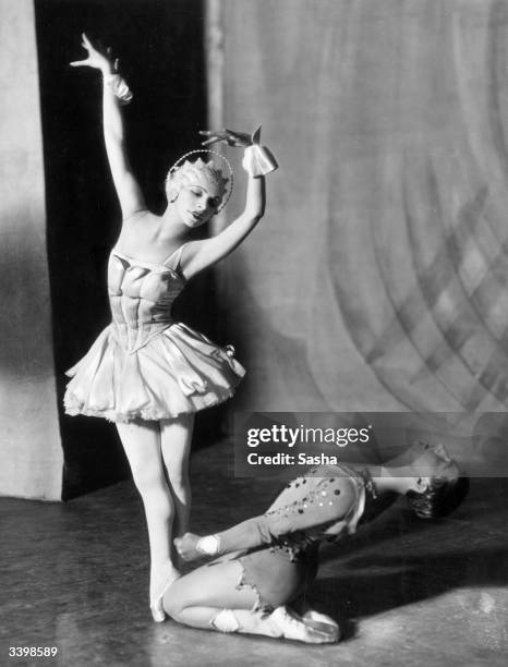 Russian ballet dancer Vera Nemchinova and English dancer and choreographer Anton Dolin dancing in a production of 'Rhapsody in Blue'.