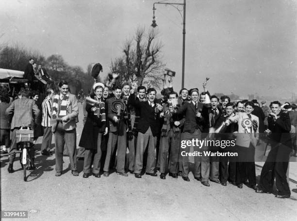 Supporters of Portsmouth FC find the time to watch the Oxford and Cambridge Boat race, on their way to Highbury, for Portsmouth's match against...