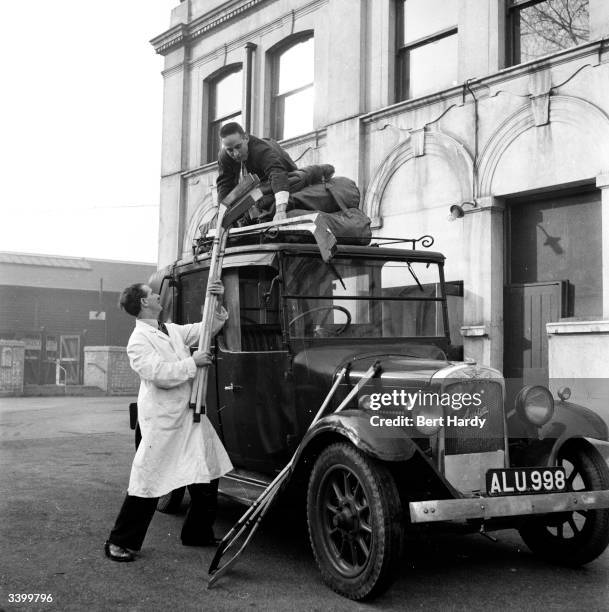 Africa Burkina Faso Ouagadougou View Of Overloaded African Car Carrying  Luggage On Roof High-Res Stock Photo - Getty Images