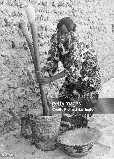 Woman pounding millet into flour in Bilma in the Republic of Niger, Africa.