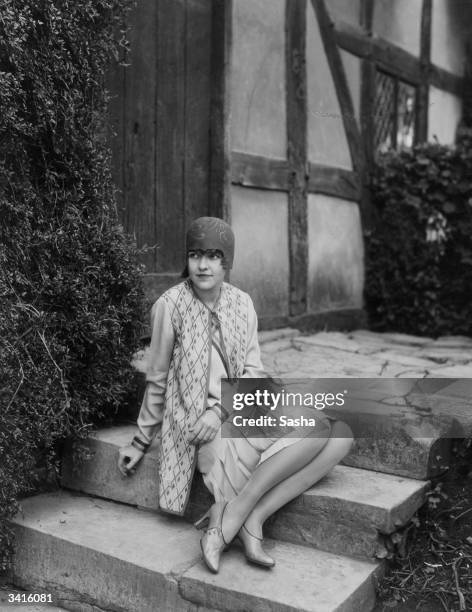 Edna Peters from Miami, who was voted the 'Typical American Girl' by readers of Hearst Newspapers, outside Anne Hathaway's cottage in...