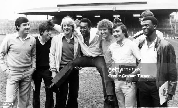 Brazilian football player Pele meets members of the Arsenal football team at Highbury. Arsenal have just joined a sponsorship venture with Ingersoll...