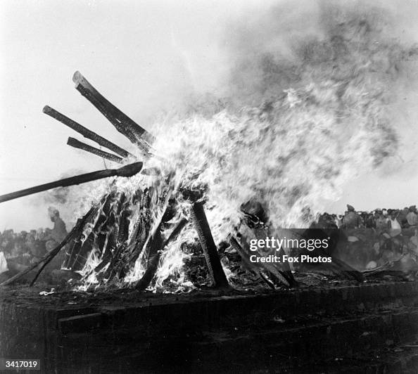 Pyree Indiana A crowd watching the funeral pyre of Indian statesman and advocate of ...
