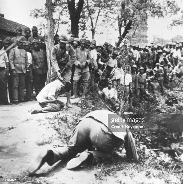 Japanese soldiers executing Chinese civilians.