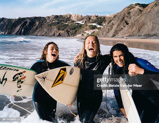 female surfers - surf stockfoto's en -beelden