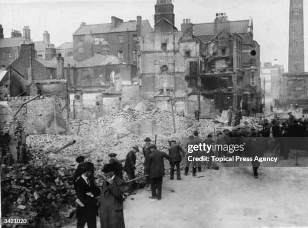Volunteers clearing debris in Dublin after the Easter Rising.