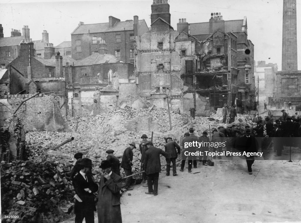 1916 Rising Photos Volunteers clearing debris in Dublin after the Easter Rising. News ...