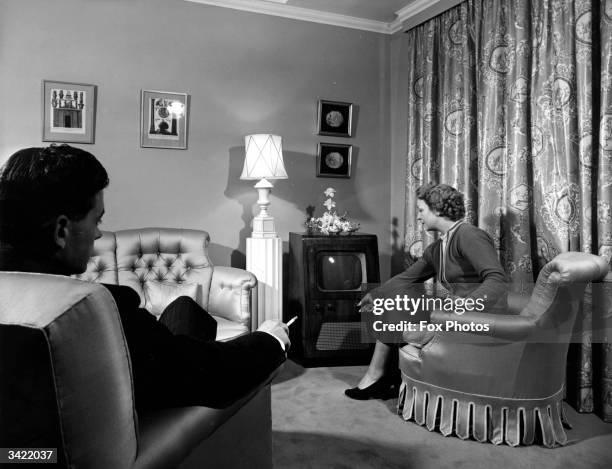 Londons first American hotel, The Westbury Hotel, London. Couple sitting in a new hotel room.