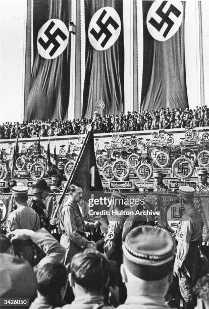 Hitla Hand 16,731点のアドルフ・ヒトラーの写真と高解像度写真 - Getty Images