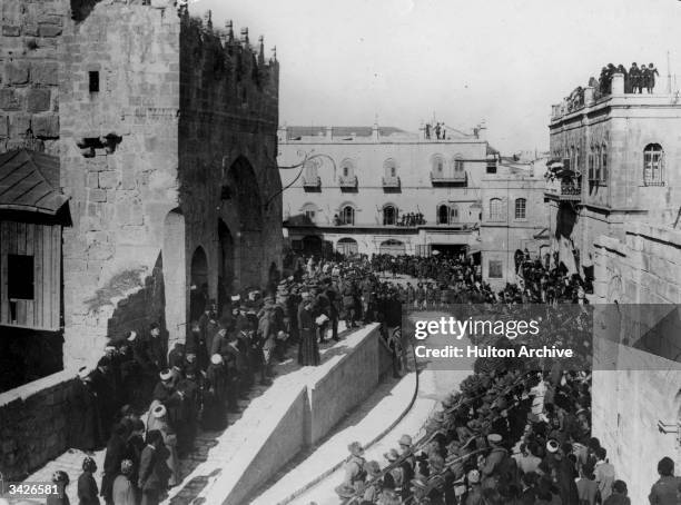 Reading the message of welcome to the British forces under Allenby, after the surrender of Jerusalem.