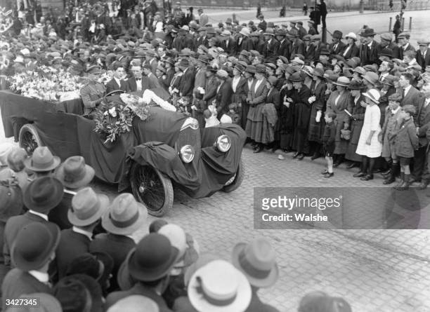 Funeral cortege of Irish politician and Sinn Fein leader Michael Collins is driven past crowds at his funeral in Dublin. Collins was killed by...