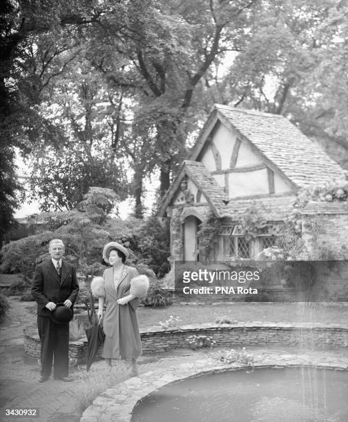 Queen Elizabeth , Queen Consort to King George VI tallking to a contestant at the Chelsea Flower Show held in the grounds of the Royal Hospital,...