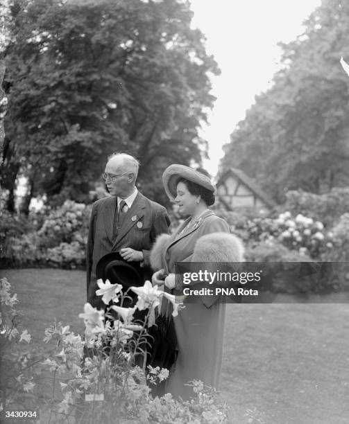 Queen Elizabeth , Queen Consort to King George VI talking to a contestant at the Chelsea Flower Show in the gardens of the Royal Hospital, Chelsea,...