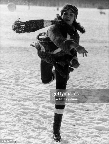 Knitted leg warmers and a woollen scarf protect Sabine from the wintry weather.