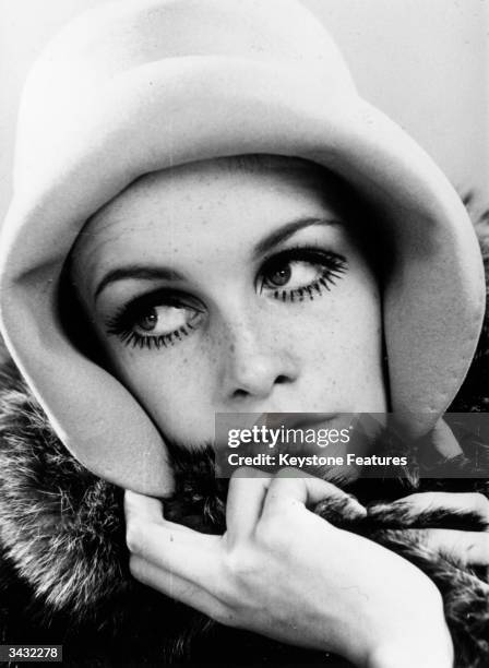 British fashion model Twiggy modelling a felt cloche hat.