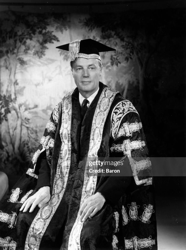 Lord Rothermere Desk Newspaper magnate Lord Rothermere in Vice- Chancellors robes News Photo ...