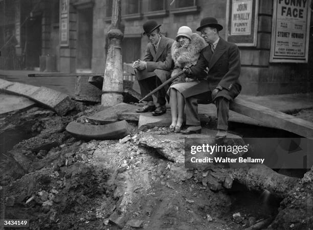 Comedian and actor Leslie Henson with Hollywood dancer, singer and film actor Fred Astaire and his sister Adele Astaire after an explosion at the...