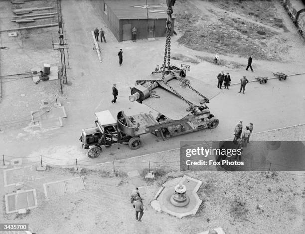 Ton rudder being delivered to Tilbury Dock, London.