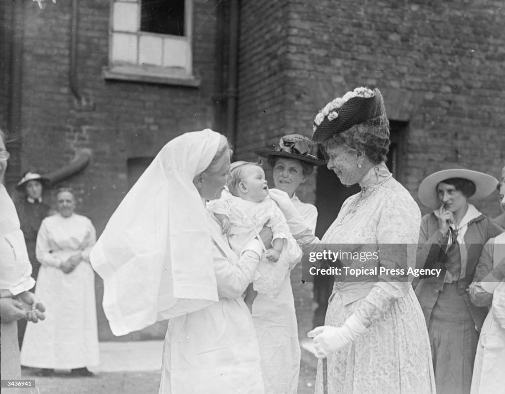 Mrs. Simons British Queen Consort Mary meets one of Mrs Simmons' newborn twins ...