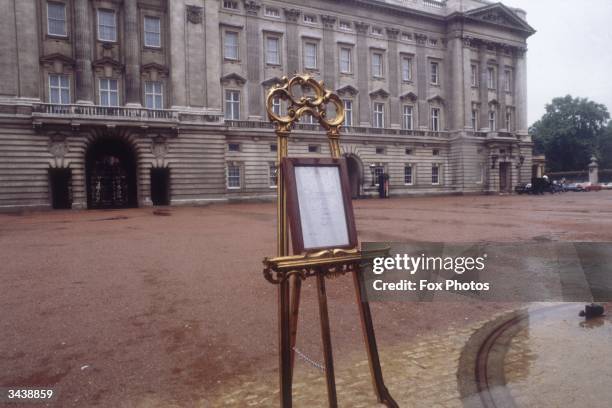 Sign at the gates of Buchingham Palace announcing the birth, the previous day, of Prince William to the Prince and Princess of Wales.