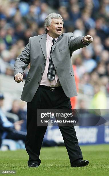 Paul Sturrock, the manager of Southampton shouts orders during the FA Barclaycard Premiership match between Manchester City and Southampton at The...