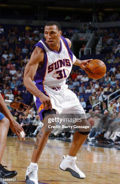 Shawn Marion of the Phoenix Suns dribbles the ball against the Washington Wizards during the game on March 29, 2004 at America West Arena in Phoenix,...