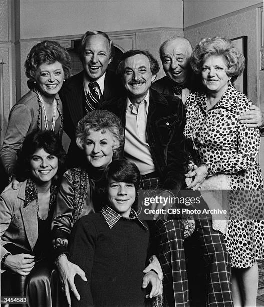 Promotional portrait of the cast of the television series, 'Maude,' 1976. Top : Rue McLanahan, Conrad Bain, Bill Macy, J. Pat O'Malley, Hermione...