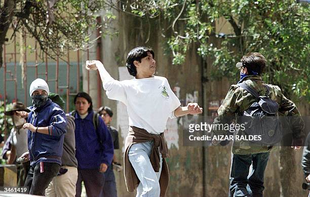 Un manifestante lanza piedras contra la policia el 23 de abril de 2004 en La Pazdurante un enfrentamiento entre estudiantes universitarios y la...
