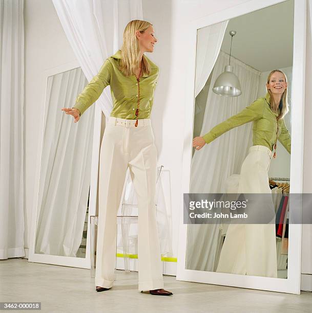 woman in store fitting room - dressing room foto e immagini stock