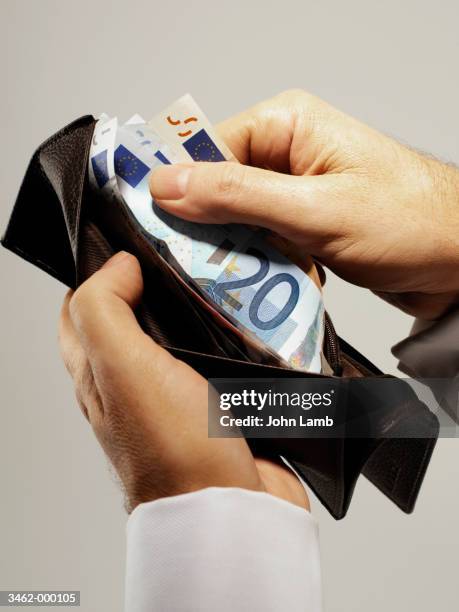 man holding wallet - nota da comunidade europeia - fotografias e filmes do acervo